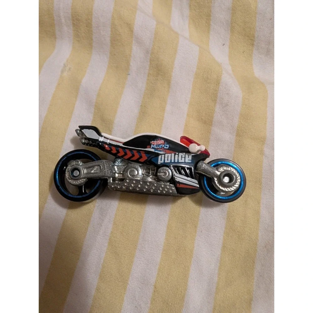 Hot Wheels 2015 Canyon Carver #48 Police Motorcycle HW City White Black Red 1:64